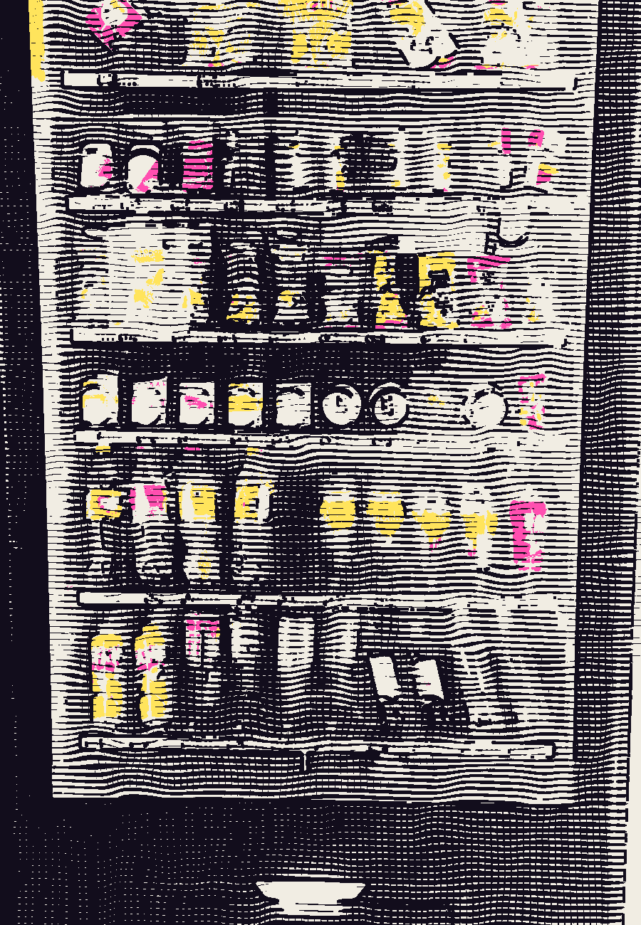 Snackautomat mit Chips ganz oben, darunter Dosen, Becher und Flaschen
