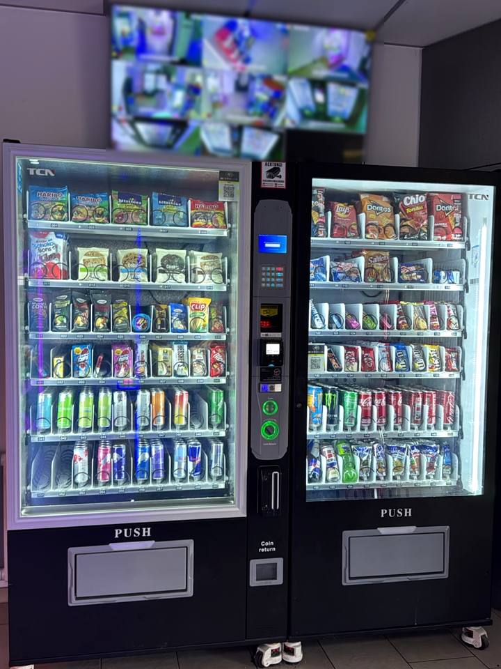 Zwei Snackautomaten unter einem Monitor mit Kamerabildern